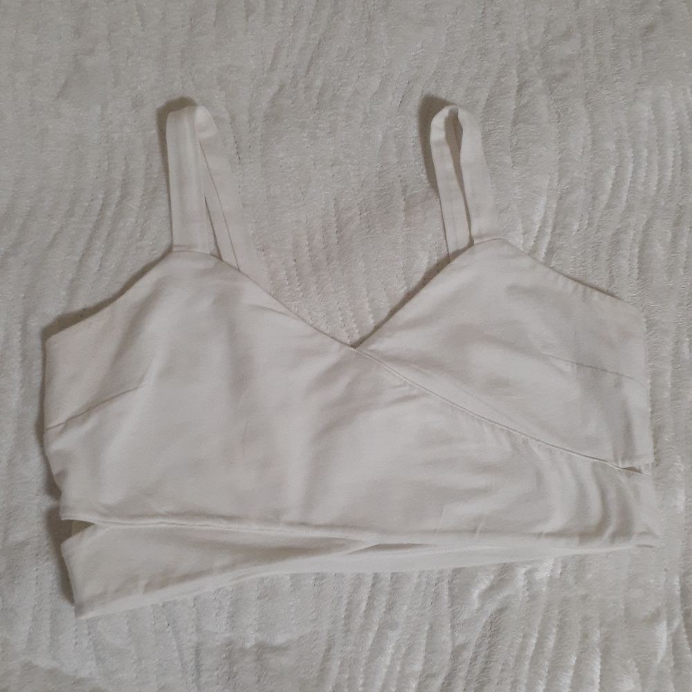 White sleeveless crop top